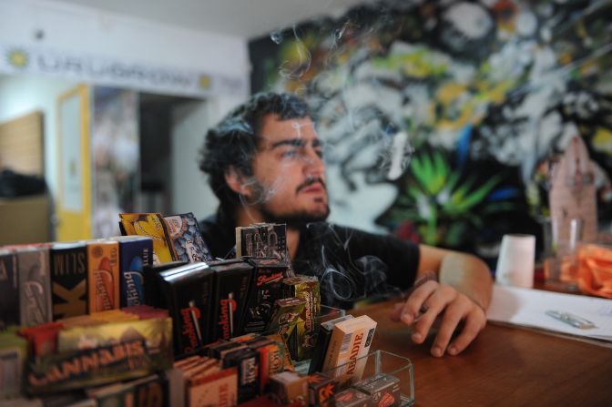 El propietario de una tienda dedicada al comercio de la cannabis en Montevideo fuma un cigarrillo de la hierba.