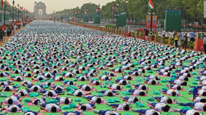 Cerca de 45.000 personas se reunieron en Nueva Delhi, India, para la celebración del Día Internacional del Yoga. (Omar Khan/CNN).