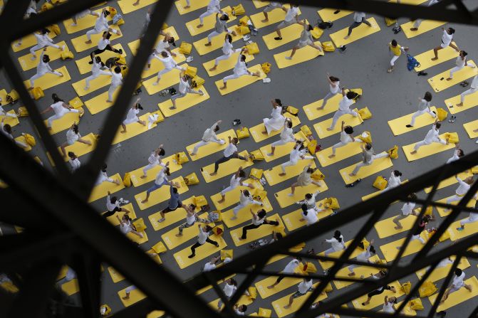 Sesión masiva de yoga bajo la Torre Eiffel, en París.