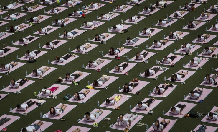 Estudiantes chinos participan en la sesión multitudinaria que marcó el Día Internacional del Yoga, en Beijing.