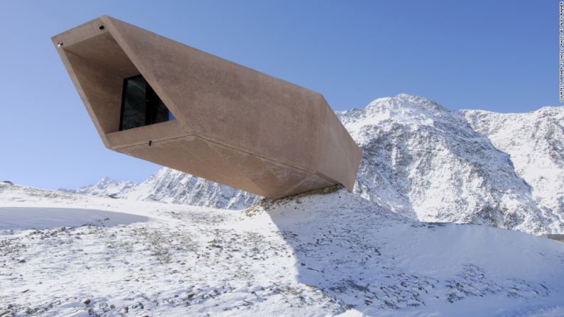 Museo Timmelsjoch Experience Pass, Austria/Italia. Ubicado a lo largo de un paso de montaña en la frontera entre Austria e Italia, a una altura de 2.509 metros, este insólito museo cuenta la historia del paso y de la carretera cercana. Su estructura terminada y abierta por los lados es un recordatorio de la función del área que lo rodea, la cual comunica a dos naciones. El museo fue diseñado por el arquitecto italiano Werner Tscholl para celebrar el aniversario número 50 de la carretera alpina Timmelsjoch High Alpine Road.