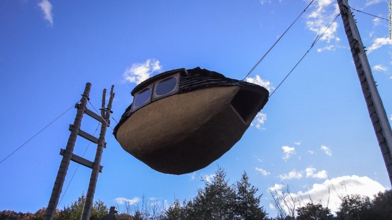 Flying Mud Boat (Bote de barro flotante), Japón. Unos cuantos cables de tensión son todo lo que evitan que el "Flying Mud Boat" de Terunobu Fujimori se estrelle contra el suelo. La preciosa cabañita posee una sensación de animé y se puede desmontar e instalar en cualquier lugar.