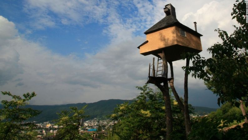 Too High Teahouse (La casa de té demasiado elevada), Japón. La "Too High Teahouse" también fue creada por el arquitecto Terunobu Fujimori, quien se inspiró en las tradicionales casas de té japonesas. Él representó a Japón en la Bienal de Venecia del 2006.