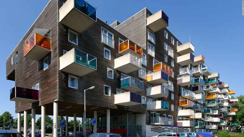 Apartamentos Wozoco, Países Bajos. Los arquitectos MVRDV explican que el diseño original de las unidades de apartamentos para el edificio Wozoco en Ámsterdam no cabía dentro del tamaño de la construcción. Pero de todos modos los colocaron así y dejaron que el espacio extra sobresaliera.