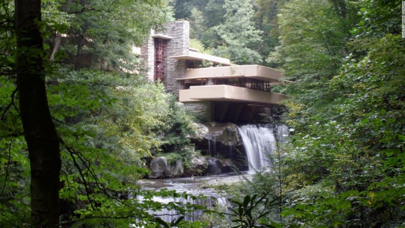 Fallingwater, Estados Unidos. Fallingwater es quizás la construcción más conocida del arquitecto estadounidense Frank Lloyd Wright. Se cierne poéticamente en la parte superior de una cascada. La estructura era tan impactante que cuando fue construida en la década de 1930 terminó en la portada de la revista Time.