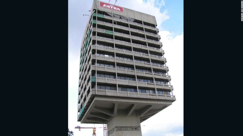 Cervecería Astra, Alemania. La Torre Astra en Hamburgo albergaba la fábrica de cerveza que fabricaba la cerveza Astra. El monumento histórico que desafiaba la gravedad fue eventualmente demolido y reemplazado por una torre genérica de oficinas menos emocionante.