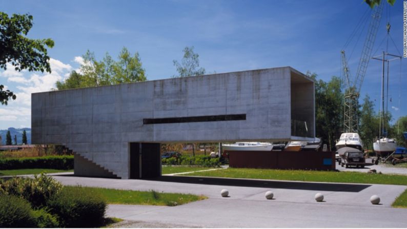 Edificio Rohner Port, Austria. El edificio Rohner Port fue diseñado por la firma de arquitectura Baumschlager Eberle y puedes encontrarlo en Fussach, Austria. Tiene el propósito de evocar a un pájaro que se para sobre sus delgadas patas.