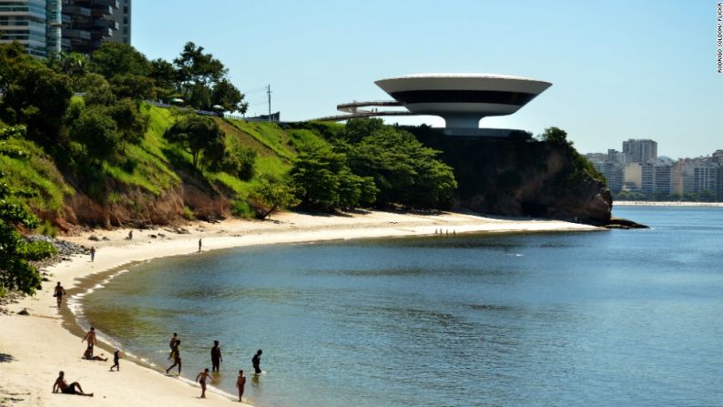 El Museo de Arte Contemporáneo de Niterói, Brasil. Uno de los íconos de Río de Janeiro, el Museo de Arte Contemporáneo de Niterói, fue diseñado por Oscar Niemeyer y el ingeniero estructural Bruno Contarini, quienes se inspiraron en una flor.