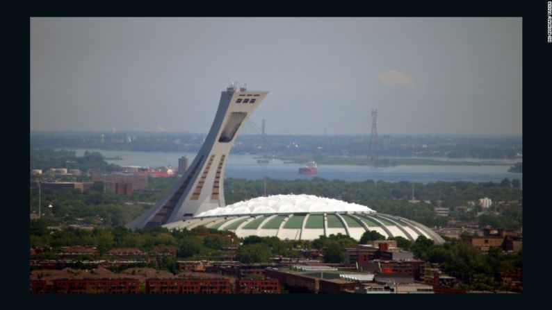 Estadio Olímpico de Montreal, Canadá. El Estadio Olímpico, monumento histórico de Montreal, es conocido por la torre inclinada más alta del mundo (175 metros). Fue diseñado por el arquitecto francés Roger Taillibert.