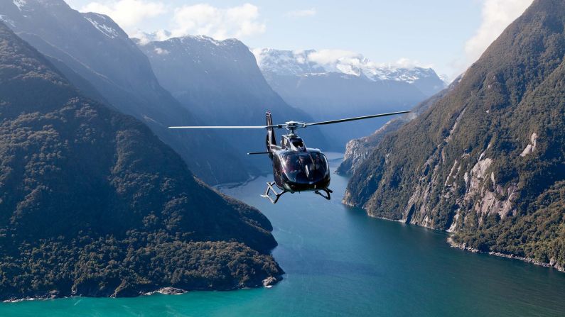 Recorrido en helicóptero privado, Queenstown, Nueva Zelanda: para aquellos que no tienen mucho tiempo, la piloto veterana Louisa 'Choppy' Patterson ofrece excursiones de un día en helicóptero con todo incluido, desde Queenstown hasta la isla Stewart.