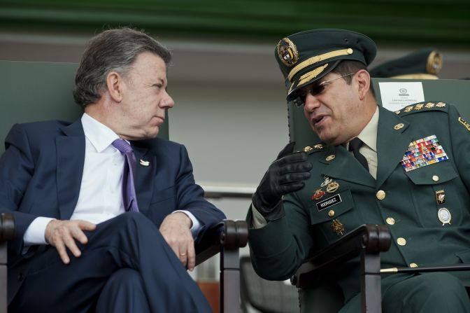 El presidente Juan Manuel Santos se desempeñó como ministro de Defensa durante las fecha cuestionadas por Human Right Watch, mientras que el actual comandante de las Fuerzas Militares, Juan Pablo Rodríguez es uno de los militares activos de más alto rango vinculados a estos casos.