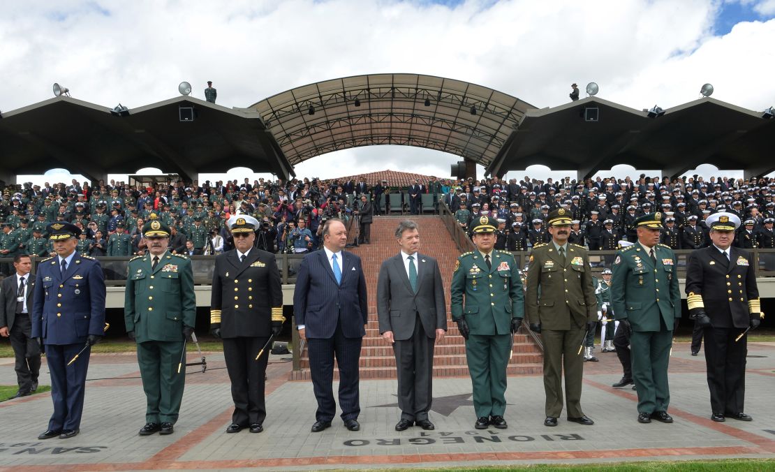 El presidente Santos respaldó completamente a las fuerzas armadas luego de la presentación de este informe. “Que no nos manchen la institución”, dijo en un acto público frente a militares este miércoles.