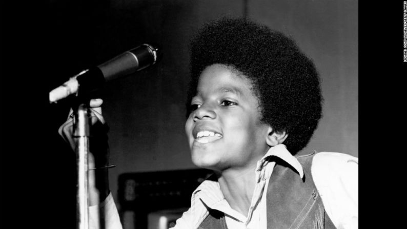 El joven Michael Jackson durante una presentación en 1970.