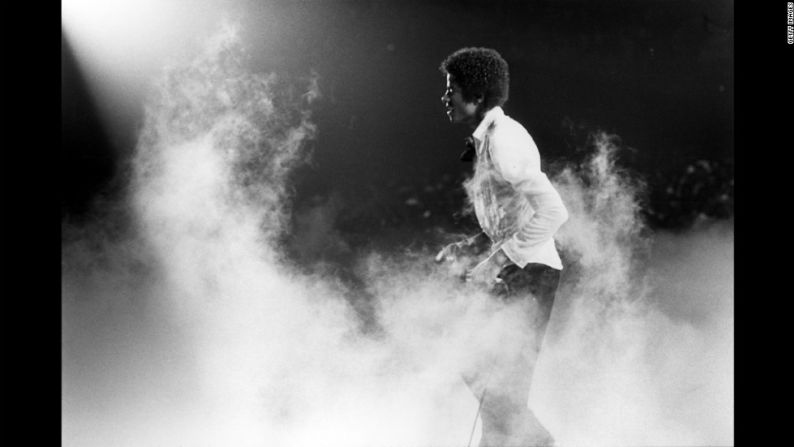 Michael Jackson se presenta junto a The Jacksons en octubre de 1979.