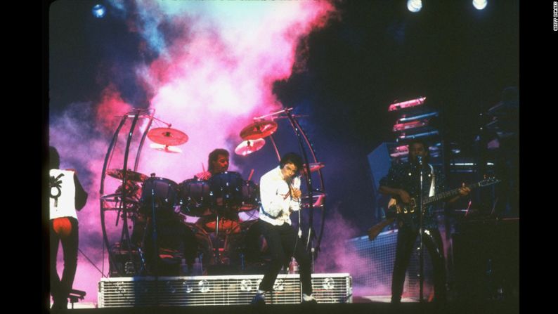 La estrella durante un concierto con sus hermanos.