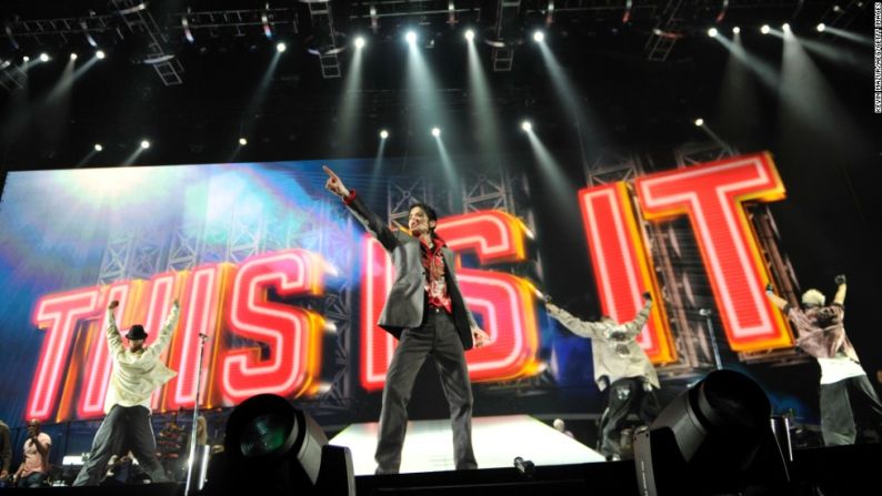 Esta foto muestra a Jackson dos días antes de su muerte. El artista estaba ensayando en el Staples Center, en Los Ángeles.