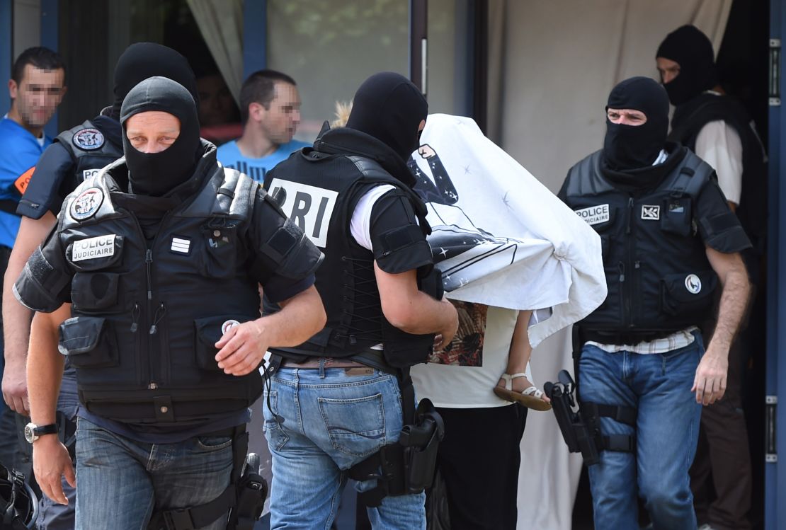 Fuerzas especiales francesas escoltan a una mujer no identificada y la ayudan a salir del edificio en el que sucedió el ataque terrorista