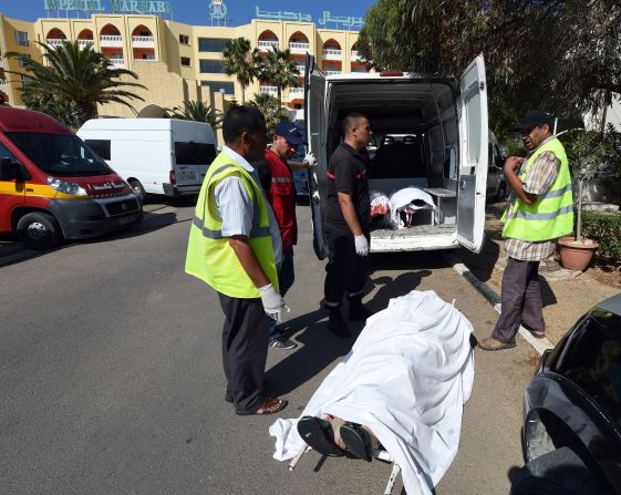 Uno de los atacantes fue abatido durante la operación. Seis personas resultaron heridas.