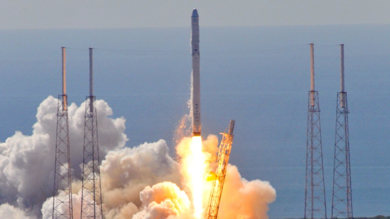 La nave espacial Dragon de SpaceX explotó poco tiempo después de despegar (AFP/Getty Images).