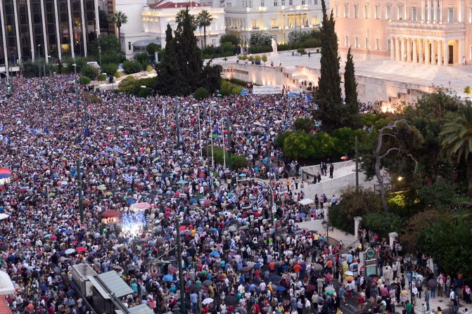 El martes, miles de manifestantes demandaron en Atenas el "Sí" en el referéndum que apoya las medidas de austeridad exigidas por los acreedores a Grecia y la permanencia en el euro (Milos Bicanski/Getty Images).