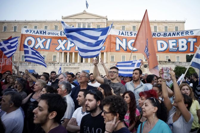Un día antes fueron los manifestantes en pro del "No" los que salieron a las calles en Atenas, mostrando su rechazo a las fuertes medidas de austeridad (Milos Bicanski/Getty Images).