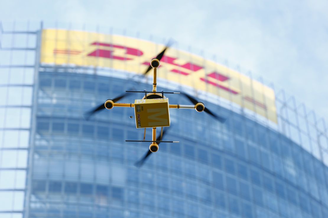 Al igual que en otros países como Alemania, DHL será un aliado de Amazone para los envíos y centros de recolección de productos, aunque por el momento no se habla de drones para este servicio.