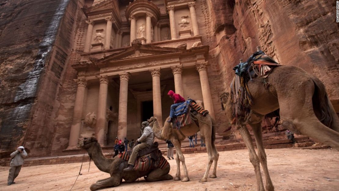 También llamada la "Ciudad Rosa", debido al color de su piedra, la antigua ciudad de Petra es la principal atracción turística de Jordania.