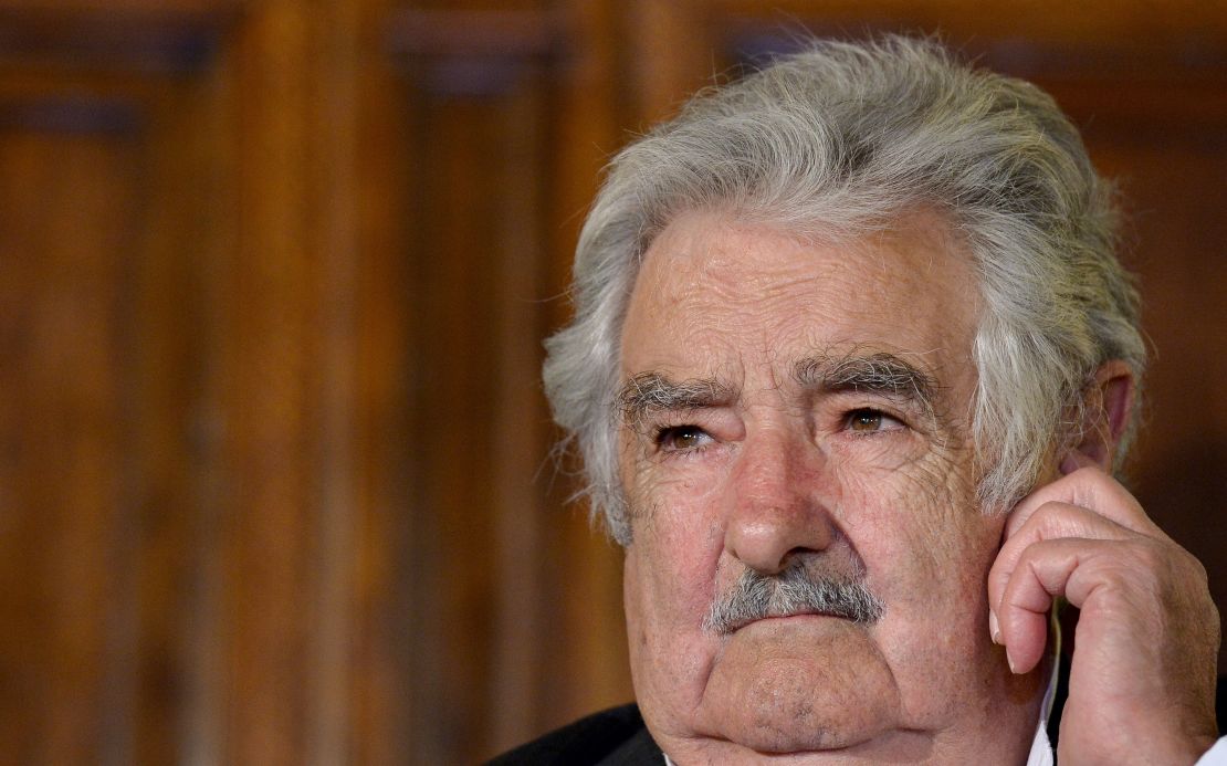 El expresidente Pepe Mujica hizo una serie de confesiones sobre política regional en su libro "Una oveja negra en el poder", de los autores uruguayos Andrés Danza y Ernesto Tulbovitz.