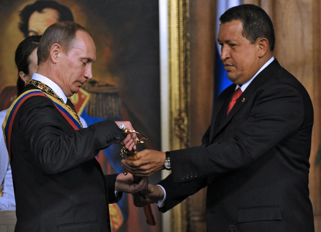 El presidente ruso Vladimir Putin y su homólogo venezolano Hugo Chávez conversan en el Palacio de Miraflores en Caracas, durante la visita del mandatario ruso a Venezuela en abril de 2010.