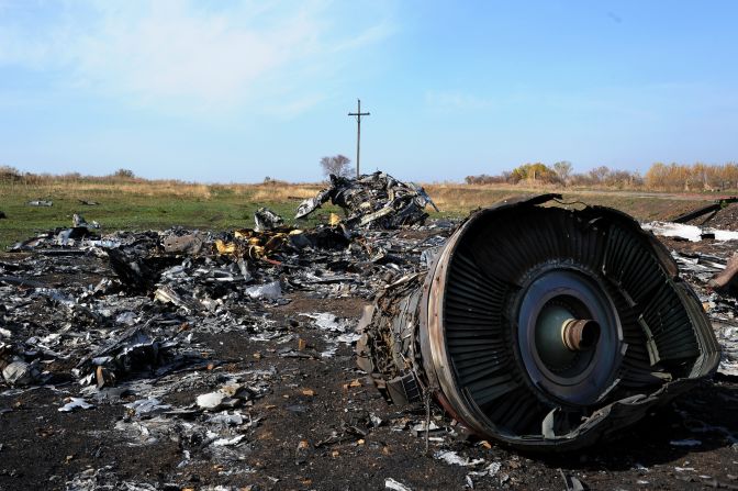 Una foto tomada el 15 de octubre de 2014 muestra los restos del vuelo MH17 de Malaysia Airlines cerca de la ciudad de Rassipnoe, Ucrania.