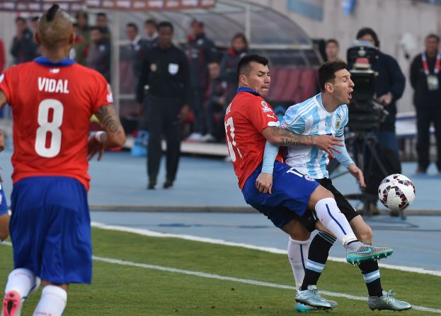 Encontronazo entre el defensa chileno Gary Medel y el delantero argentino Lionel Messi, durante la final de la Copa América.