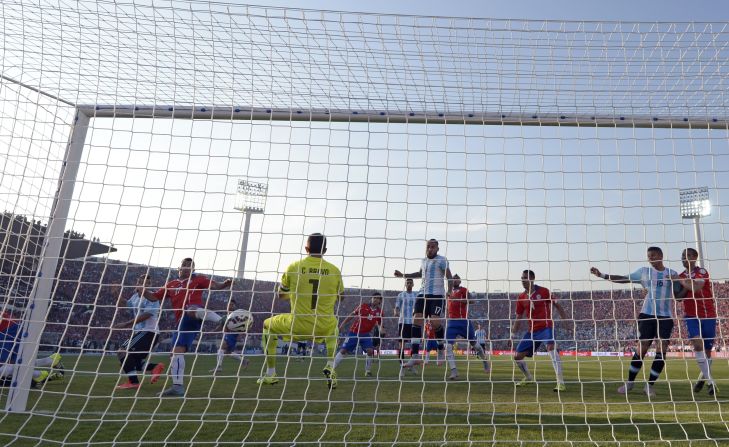 El arquero Claudio Bravo salva la meta de Chile tras un remate del argentino Sergio Agüero, en el partido final de la Copa América.