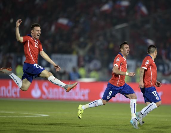 El festejo de los chilenos Angelo Henriquez, Mauricio Isla y Gary Medel tras ganar la final de la Copa América.