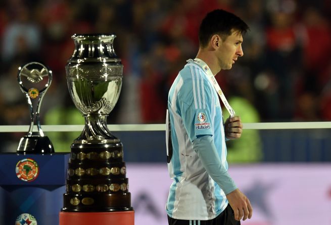 Messi resignado con su medalla de segundo lugar en la Copa América 2015.