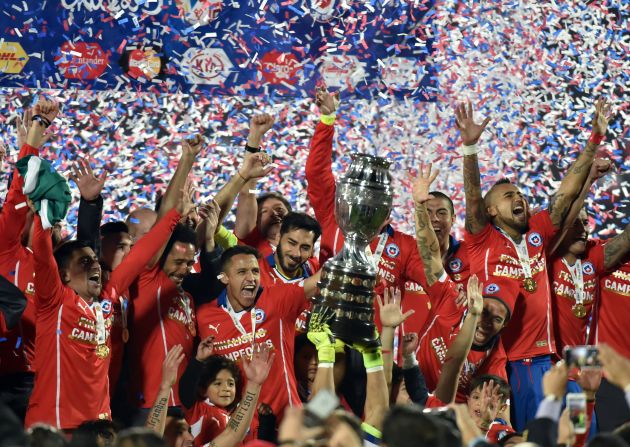 Los campeones de la Copa América celebran su triunfo. Chile ganó el torneo por primera vez en su historia.