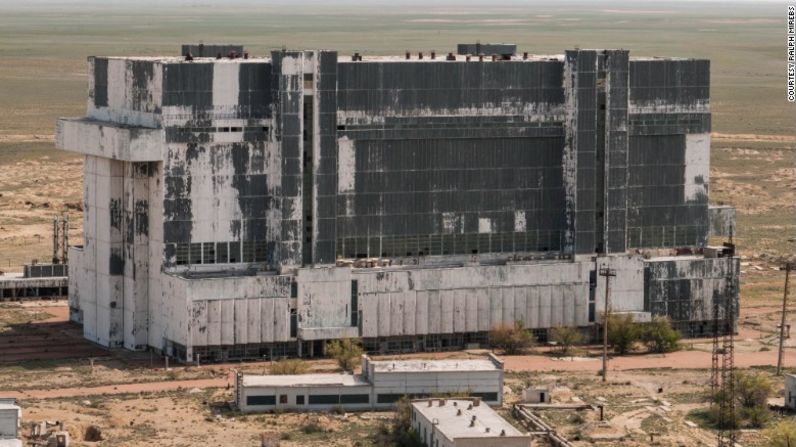 Las reliquias espaciales fueron descubiertas en un hangar dentro del cosmódromo de Baikonur. (Cortesía Ralph Mirebs).