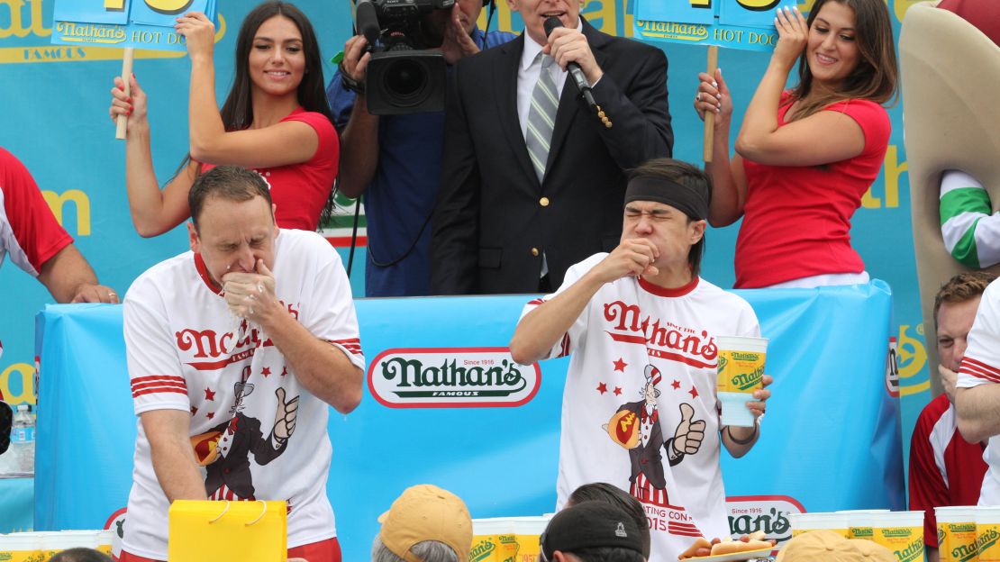 Joey Chestnut (izq) y el nuevo campeón, Matt Stonie, en un mano a mano comiendo ‘hot dogs’ el pasado 4 de julio en Coney Island.