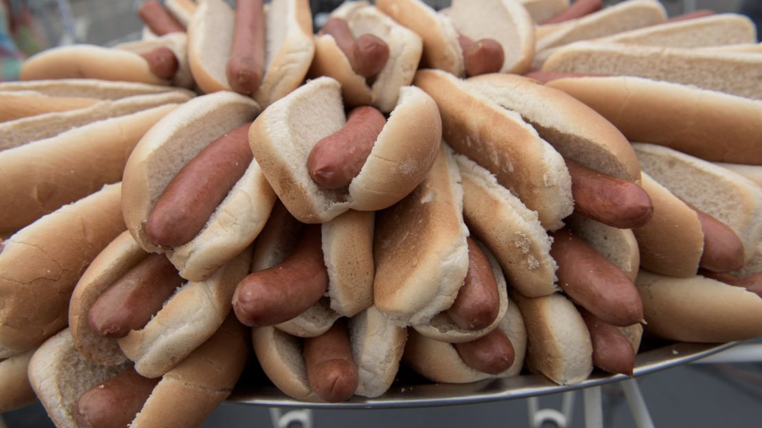 Cientos de 'hot dogs' fueron puestos en bandejas, para el Concurso Internacional de Comer Hot Dogs Nathan's Famous el pasado 4 de julio.