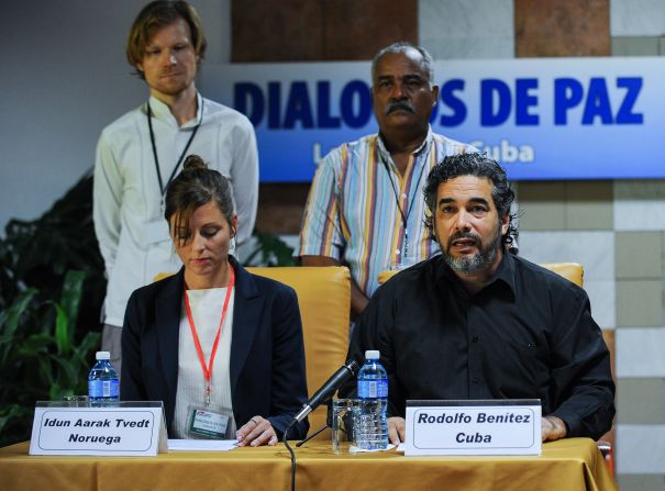 El garante cubano para el proceso de paz, Rodolfo Benítez, leyó el comunicado de los países garantes - Cuba y Noruega - y los acompañantes - Chile y Venezuela-, pidiendo el cese bilateral del fuego. La Habana, Julio 7 de 2015.