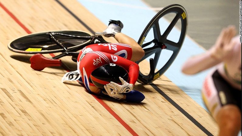 Las caídas eran raras en las pistas pero suelen verse muy dolorosas. Aquí Pendleton se cubre luego de caer en el Mundial de Ciclismo de 2012 en Melbourne, Australia.