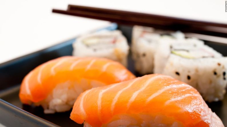 La población más longeva vive en la isla de Okinawa, al sur de Japón, donde las dietas contienen grandes cantidades de pescado, granos enteros, proteínas de soya y verduras.