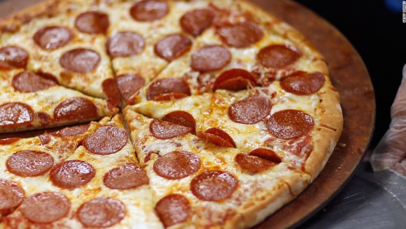 Una característica común de las dietas occidentales es la comida rápida procesada. En la fotografía aparece una pizza de pepperoni alta en grasas y carbohidratos, cubierta de carne curada y procesada.