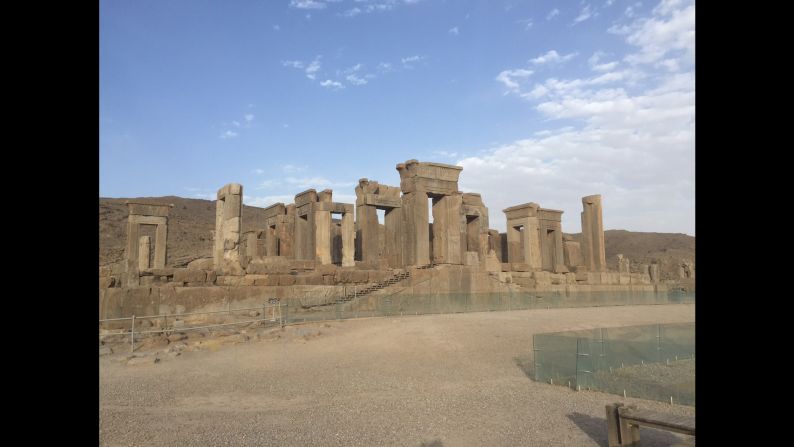 El templo de la Luz de Persepolis — o el Palacio de Darío I — fue usado como los aposentos privados del emperador. Es conocido como el Palacio de la Luz porque las paredes eran tan brillantes y pulidas, que iluminaban todo el interior.