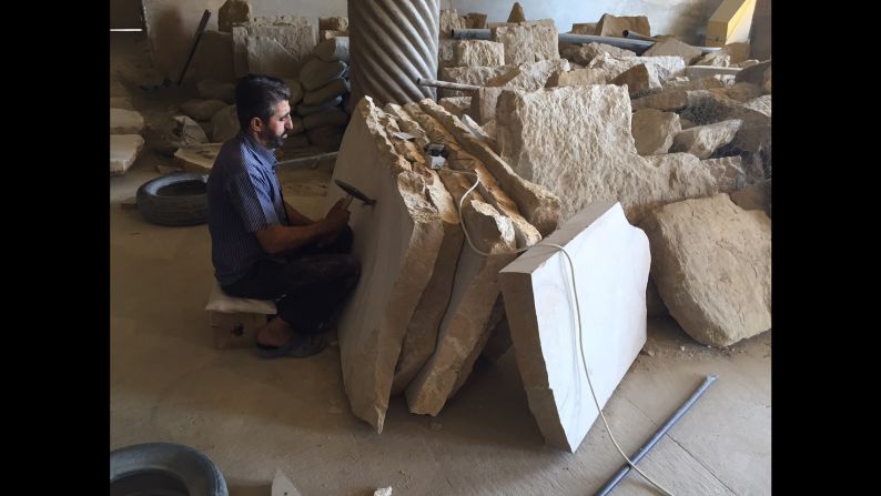 Un hombre iraní adelanta los trabajos de restauración de la mezquita Vakil.