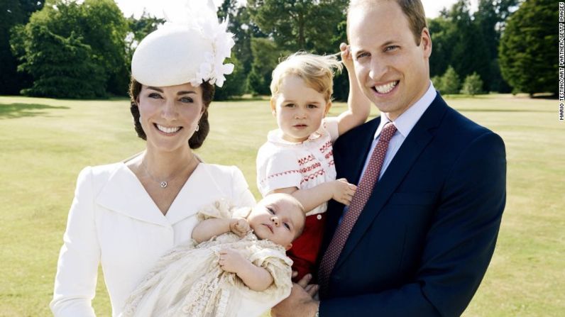 Felices, los duques de Cambridge con sus dos bebés.