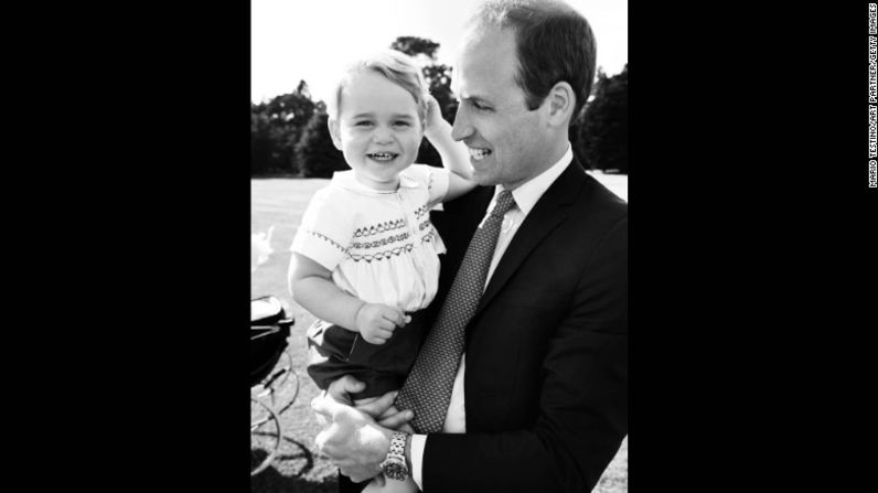 El príncipe Guillermo posa con su hijo, el príncipe Jorge, durante la celebración del bautizo de la princesa Carlota.