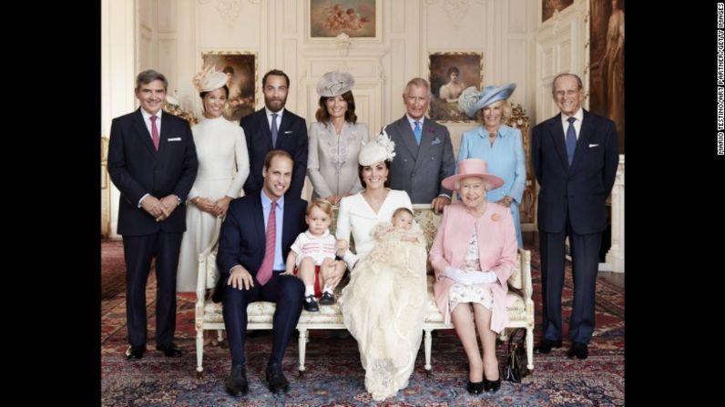 Los padres, abuelos, tíos y bisabuelos de los príncipes Jorge y Carlota reunidos después del bautizo de la princesa, la cuarta en la línea de sucesión al trono británico.