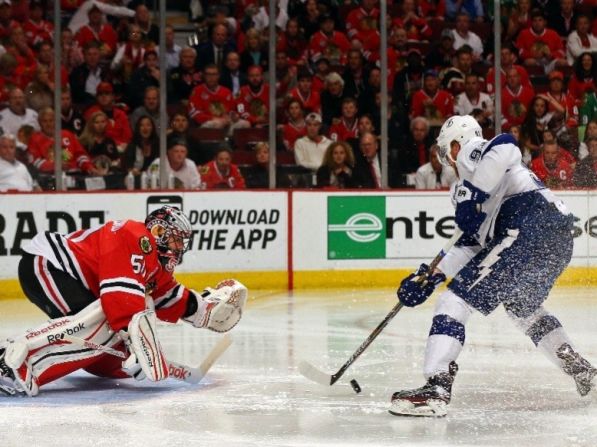 NHL: Tanto Periscope como el servicio de transmisión en vivo Meerkat están prohibidos en eventos de la Liga Nacional de Hockey. El pasado 21 de abril el comisionado adjunto de esta organización Bill Daly envió un memorando reiterando la posición de la liga sobre la prohibición.