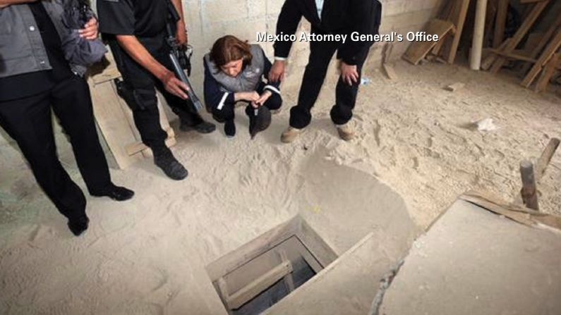 Autoridades revelaron a CNN que Joaquín 'El Chapo' Guzmán se hirió gravemente la pierna y la cara al lograr escapar por un acantilado. En esta foto las autoridades mexicanas revisan el túnel por el que habría huido de una cárcel de máxima seguridad.