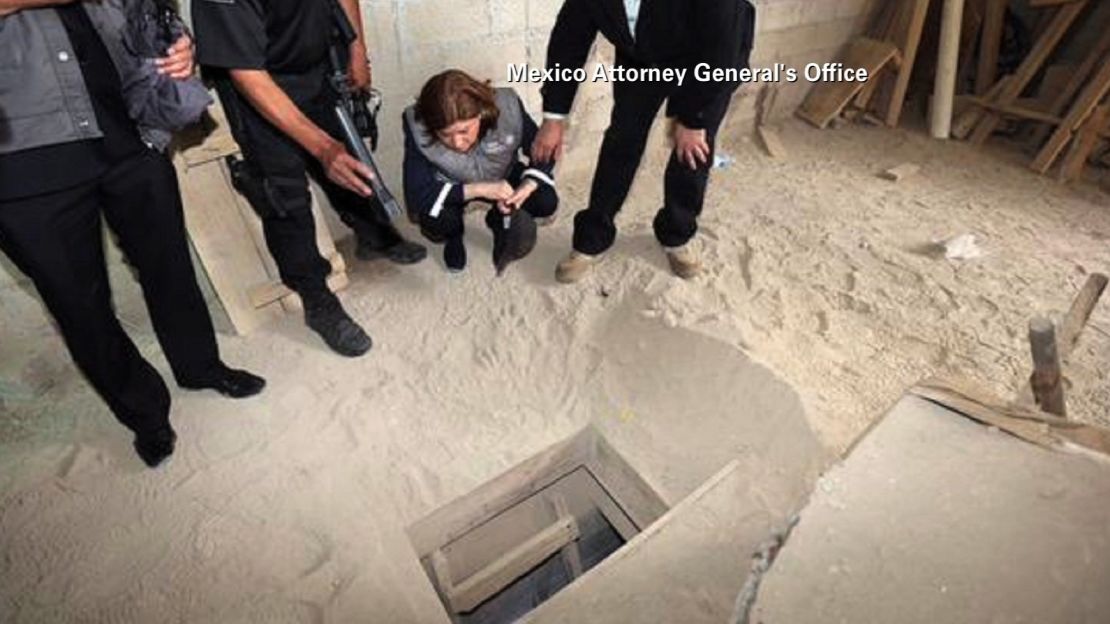 Autoridades de México revisan el túnel por el que huyó Joaquín 'el Chapo' Guzmán.